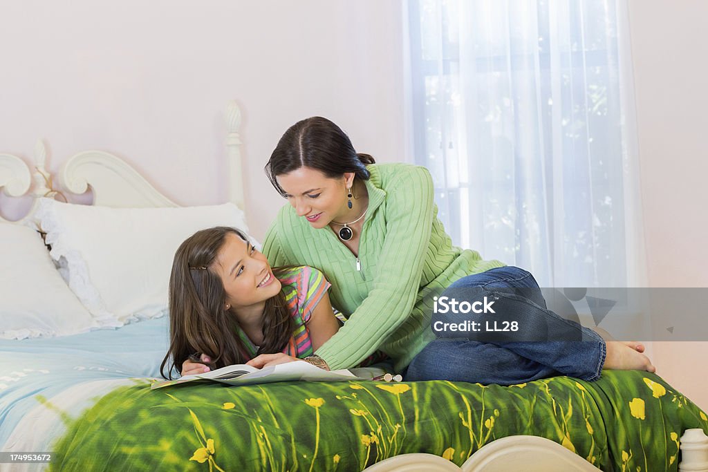 Madre aiutando Sua figlia con i compiti - Foto stock royalty-free di 14-15 anni