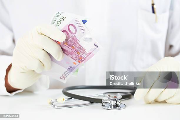 Médico Com Euro Contas Suas Mãos - Fotografias de stock e mais imagens de Doutor - Doutor, Unidade Monetária, Unidade Monetária da União Europeia