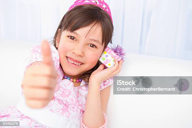 버스데이 여자아이 을 크게 자신의 현재 6-7 살에 대한 스톡 사진 및 기타 이미지 - 6-7 살, 고독-개념, 귀여운