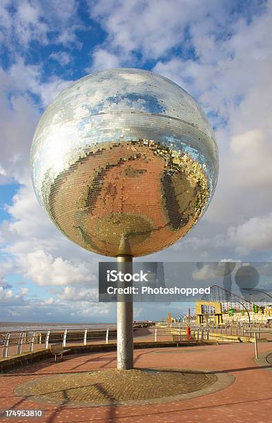 O Gigante Espelho Bola Blackpool De Costa Sul Inglaterra - Fotografias de stock e mais imagens de Blackpool