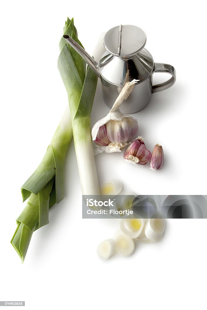 Овощи: Порей, чеснок и Оливковое масло - Стоковые фото Белый фон роялти-фри