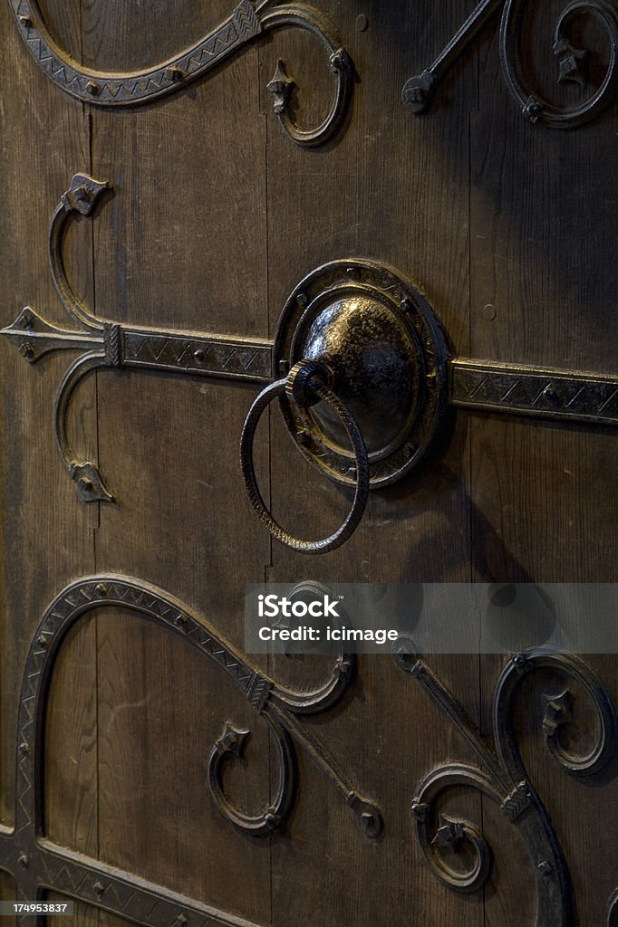 Porta in legno ornato - Foto stock royalty-free di Aprire