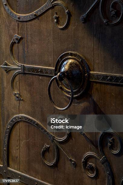 Porta In Legno Ornato - Fotografie stock e altre immagini di Aprire - Aprire, Cancello, Composizione verticale