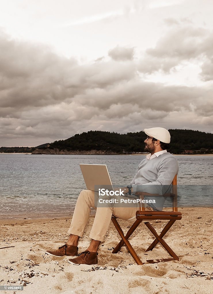 Geschäftsmann Arbeiten am Strand. Sonnenuntergang. Konzept. Getönt. - Lizenzfrei 30-34 Jahre Stock-Foto