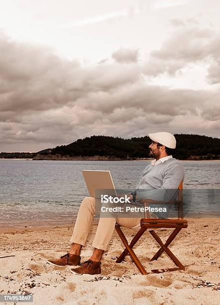 Geschäftsmann Arbeiten Am Strand Sonnenuntergang Konzept Getönt Stockfoto und mehr Bilder von 30-34 Jahre