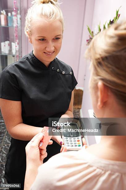 Photo libre de droit de Assistante Commerciale Accepte Les Règlements Au Moyen De La Carte De Client banque d'images et plus d'images libres de droit de Affaires