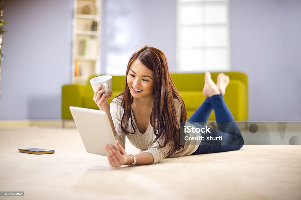 Jovem mulher com tablet digital - Royalty-free 20-24 Anos Foto de stock