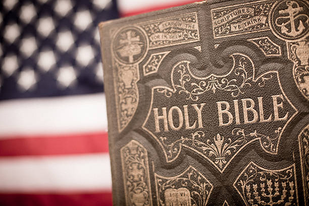 velho, enfeitado sagrada bíblia com fundo de bandeira americana - bible american flag flag old fashioned imagens e fotografias de stock