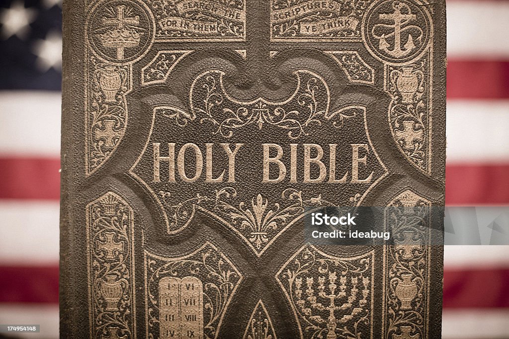 Vieux, ornement Sainte Bible avec drapeau américain héritage - Photo de Christianisme libre de droits
