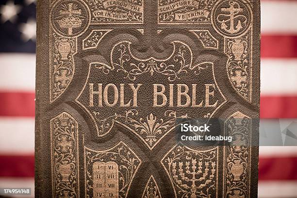 Photo libre de droit de Vieux Ornement Sainte Bible Avec Drapeau Américain Héritage banque d'images et plus d'images libres de droit de Christianisme