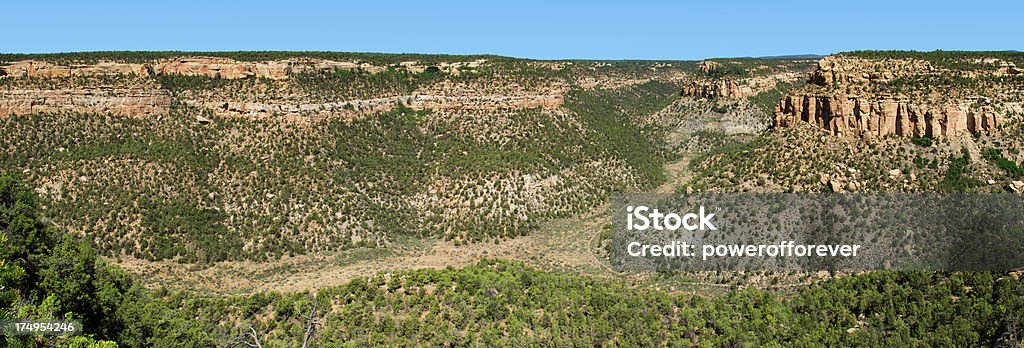 Vista del acantilado Canyon-Parque Nacional Mesa Verde, Colorado - Foto de stock de Acantilado libre de derechos