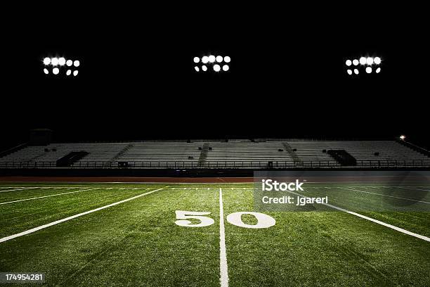 Campo Da Football Americano Di Notte - Fotografie stock e altre immagini di Football americano - Football americano, Linea delle cinquanta yarde, Stadio