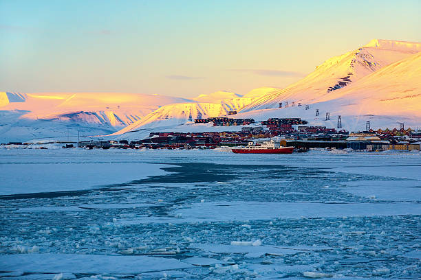 north polo - sunrise mountain winter arctic foto e immagini stock