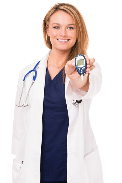 若い女性の看護師と医師に血糖値メーターをホワイト - glucose blood care white ストックフォトと画像