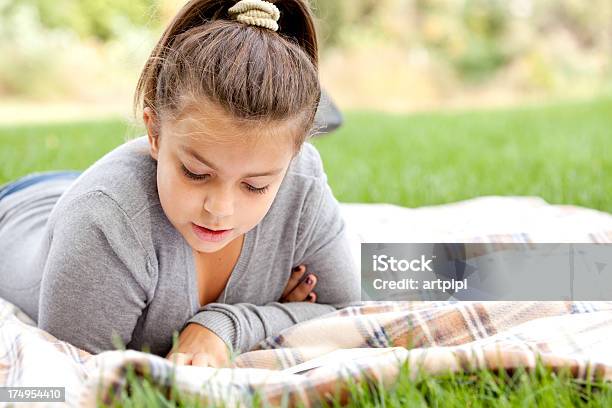 Mädchen Liest Ein Buch Stockfoto und mehr Bilder von 10-11 Jahre - 10-11 Jahre, 12-13 Jahre, Akademisches Lernen