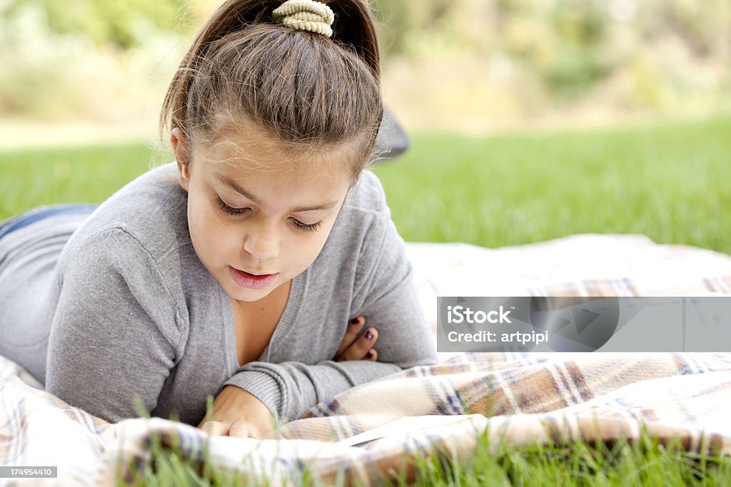 ragazza che legge un libro - Foto stock royalty-free di 10-11 anni