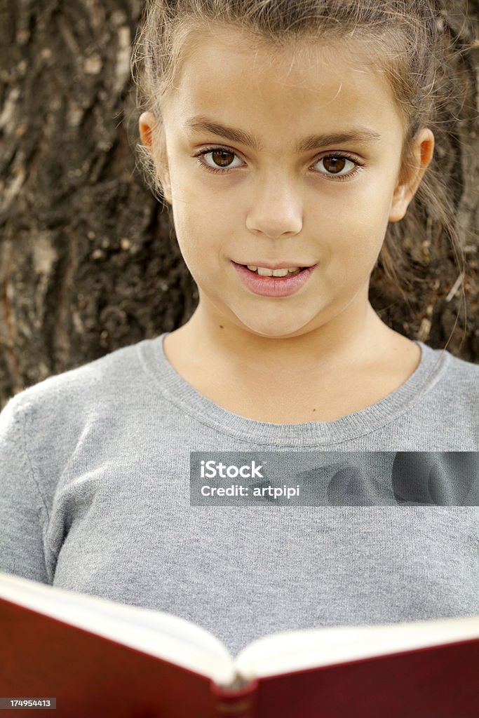 niña leyendo un libro - Foto de stock de 10-11 años libre de derechos