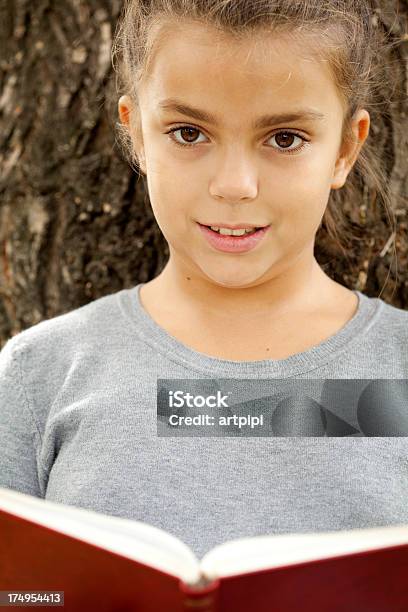 Niña Leyendo Un Libro Foto de stock y más banco de imágenes de 10-11 años - 10-11 años, 12-13 años, Abierto