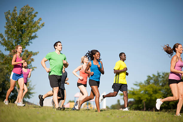 groupe de jeunes adultes de jogging - track and field 30s adult athlete photos et images de collection