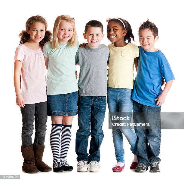 Grupo De Niños De Diversas Elemental Foto de stock y más banco de imágenes de Niño - Niño, Recortable, Sonreír