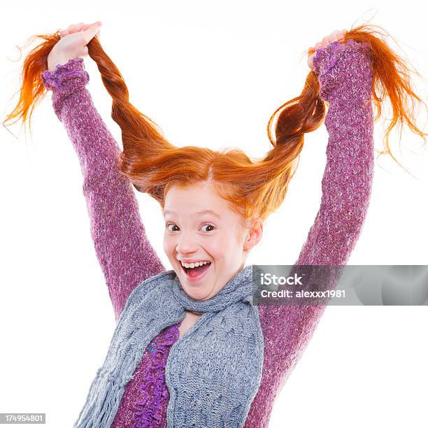 Trate De Evitar La Sonrisa Con La Vista De Niña De Pelo Roja Foto de stock y más banco de imágenes de 14-15 años