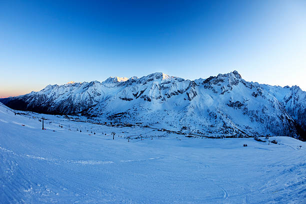 montagna tramonto - mt snow horizon over land winter european alps foto e immagini stock