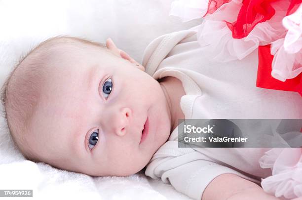 Photo libre de droit de Adorable Petite Fille Avec Presque Sourire banque d'images et plus d'images libres de droit de 0-11 mois - 0-11 mois, 2-5 mois, Allongé sur le dos