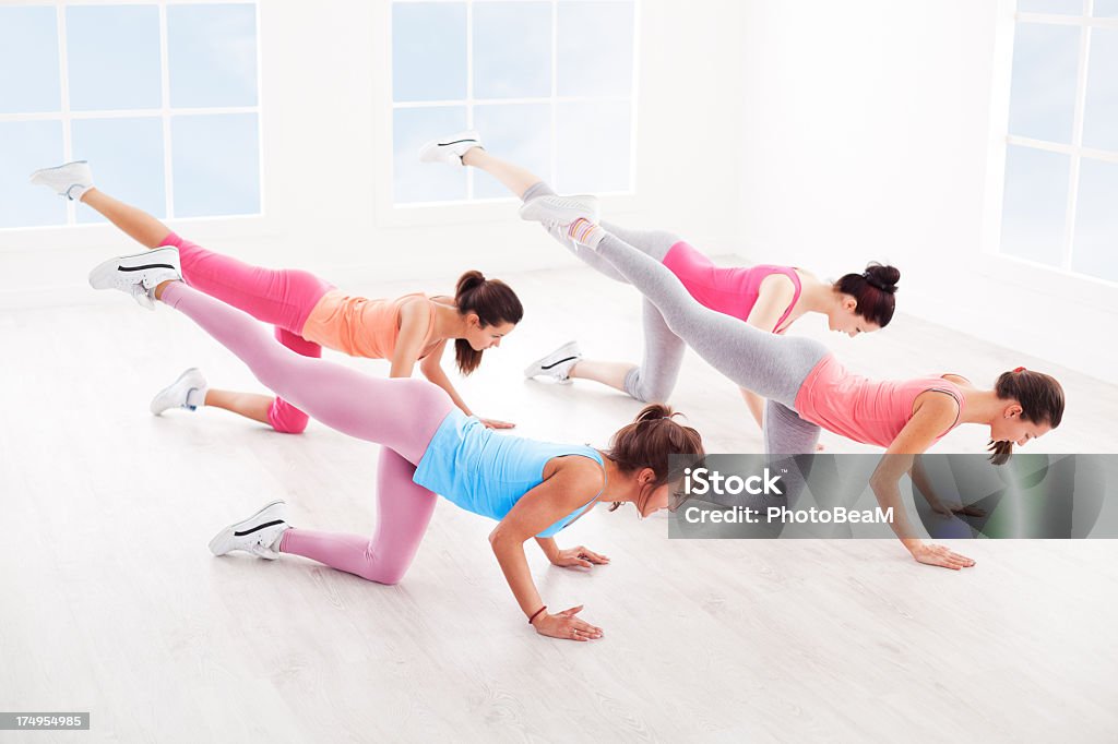 Mulheres jovens s'exercitar - Foto de stock de 20 Anos royalty-free