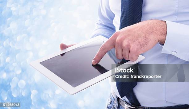남자 쥠 디지털 태블릿 On 빛망울 조명 겨냥에 대한 스톡 사진 및 기타 이미지 - 겨냥, 공휴일, 기업 비즈니스