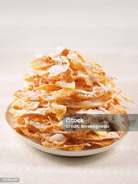 Photo libre de droit de Ange Des Ailes De Poulet Des Gâteaux Frites À Lhuile Pour Célébrer Les Graisses Jeudi banque d'images et plus d'images libres de droit de Aliment