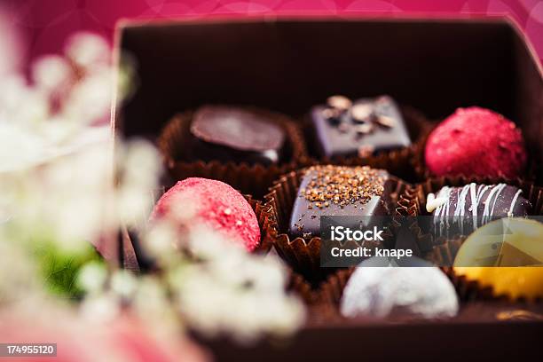 Foto de Bela Chocolate E Rosas e mais fotos de stock de Arranjo - Arranjo, Arte e Artesanato - Assunto, Brilhante - Luminosidade