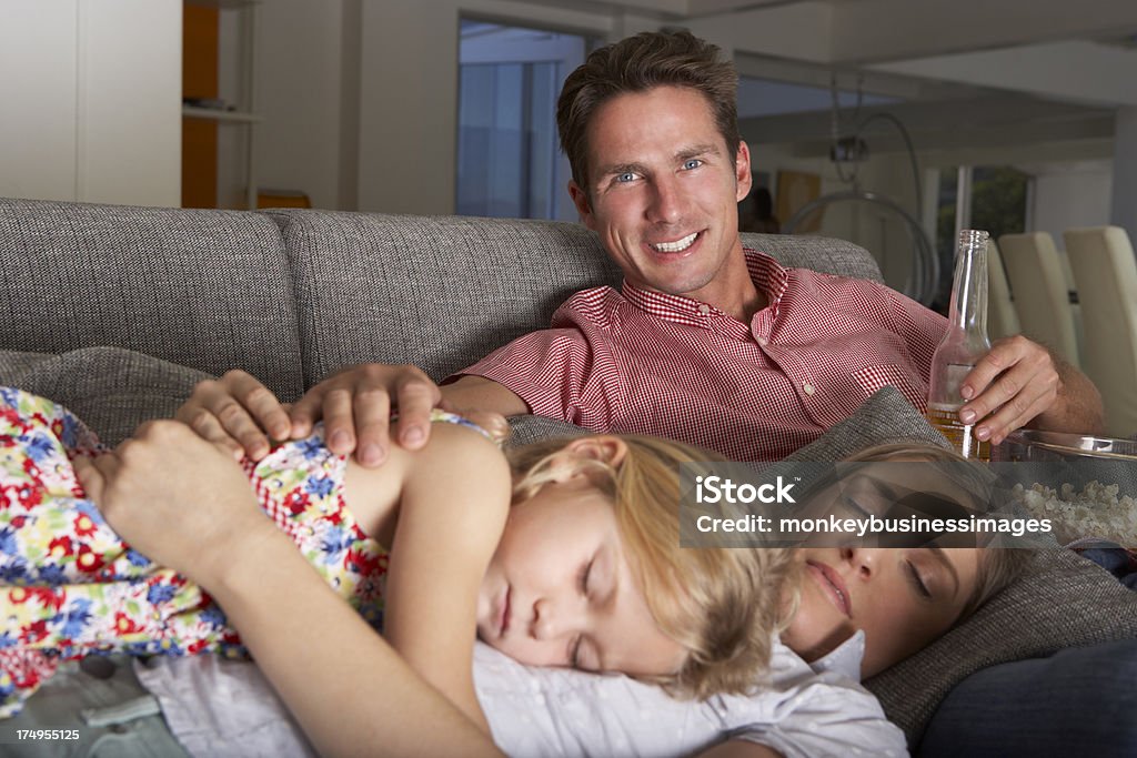Familie auf Sofa vor dem Fernseher und Essen Popcorn - Lizenzfrei 4-5 Jahre Stock-Foto
