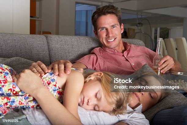 Familie Auf Sofa Vor Dem Fernseher Und Essen Popcorn Stockfoto und mehr Bilder von 4-5 Jahre