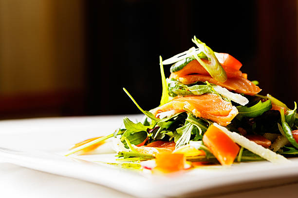 입맛을 돋우는 및 건강한 저해상-탄수화물 식사 훈제 연어 샐러드 - lowcarb 뉴스 사진 이미지