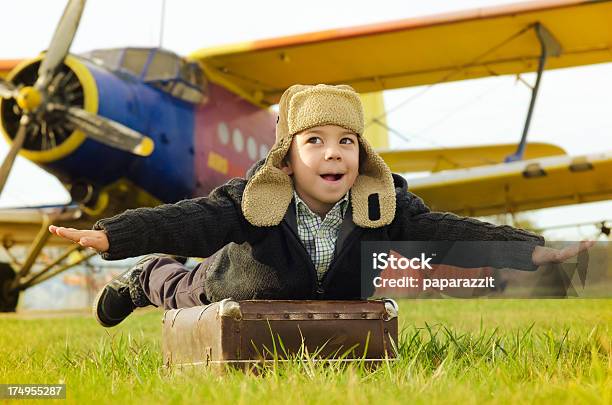 Мальчик Мечтал О Полетах — стоковые фотографии и другие картинки 6-7 лет - 6-7 лет, Авиакосмическая промышленность, В полный рост