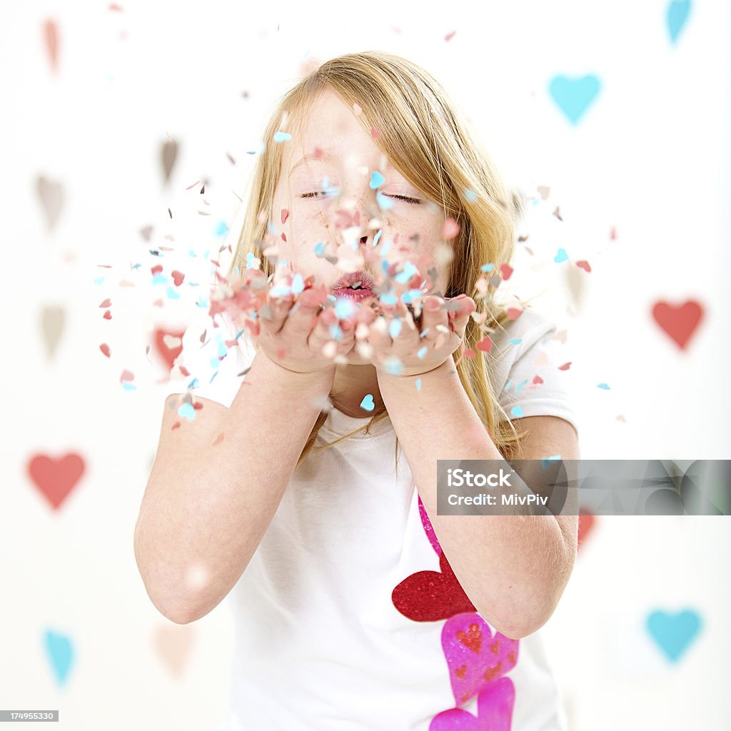 WALENTYNKOWY Dziewczyna wieje heartshaped confetti - Zbiór zdjęć royalty-free (Confetti)