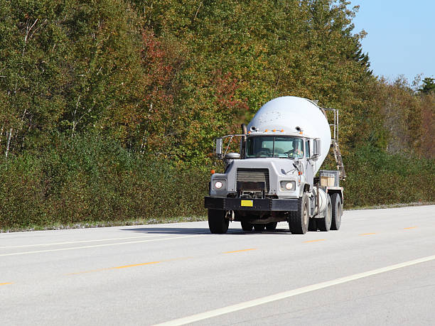 camião de cimento - truck motion road cement truck imagens e fotografias de stock