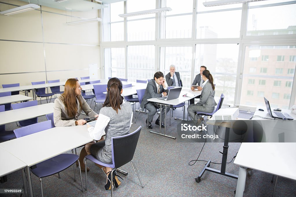Geschäftsleute in Bildung Zimmer spricht über seine Probleme, - Lizenzfrei Aktiver Senior Stock-Foto