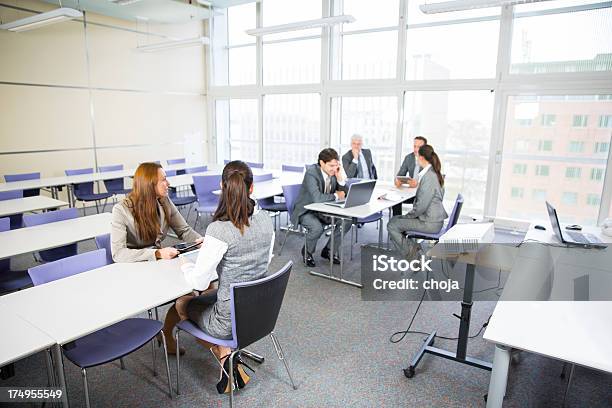 Geschäftsleute In Bildung Zimmer Spricht Über Seine Probleme Stockfoto und mehr Bilder von Aktiver Senior