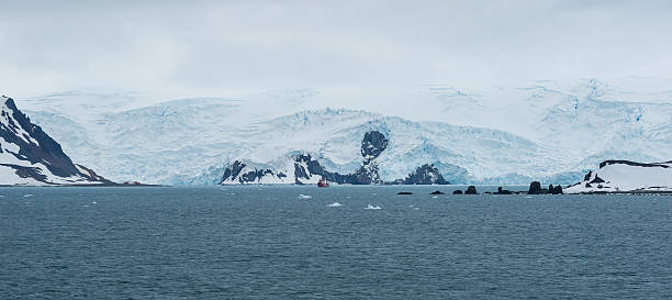 panorama da baía admiralty na península antártica - admiralty bay sky landscape wintry landscape imagens e fotografias de stock