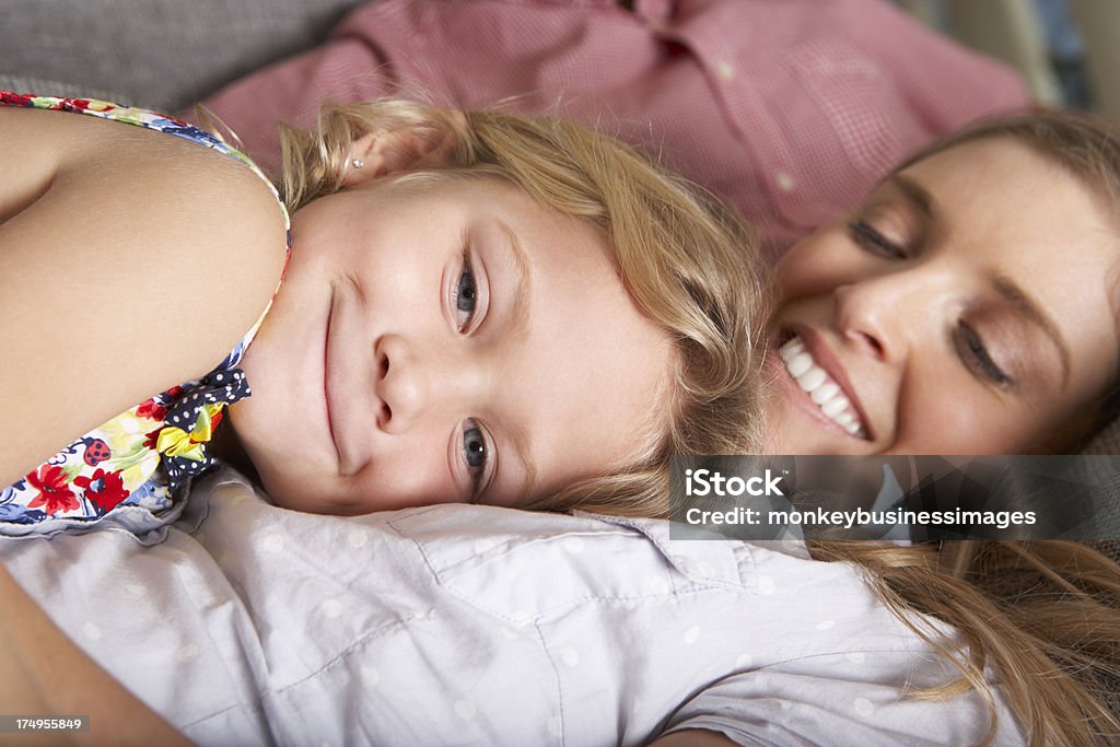 Семья, отдыхая на диван вместе - Стоковые фото 30-39 лет роялти-фри