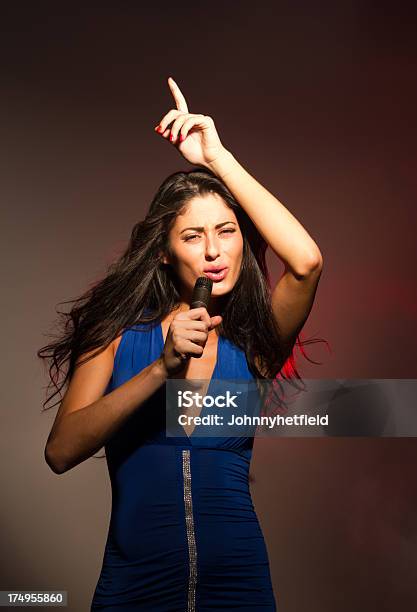Elegante Mujer Vocalist Foto de stock y más banco de imágenes de Etnia Latinoamericana - Etnia Latinoamericana, Mujeres, Músico pop
