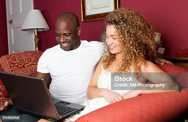 Casal De Raça Mista Navegação Na Internet - Fotografias de stock e mais imagens de Adulto - Adulto, Afro-americano, Amor