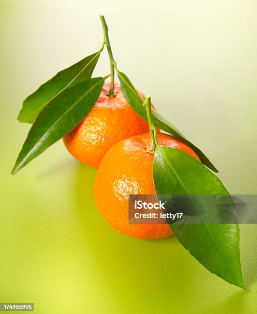 タンジェリン - かんきつ類のストックフォトや画像を多数ご用意 - かんきつ類, オレンジ色, カラー背景