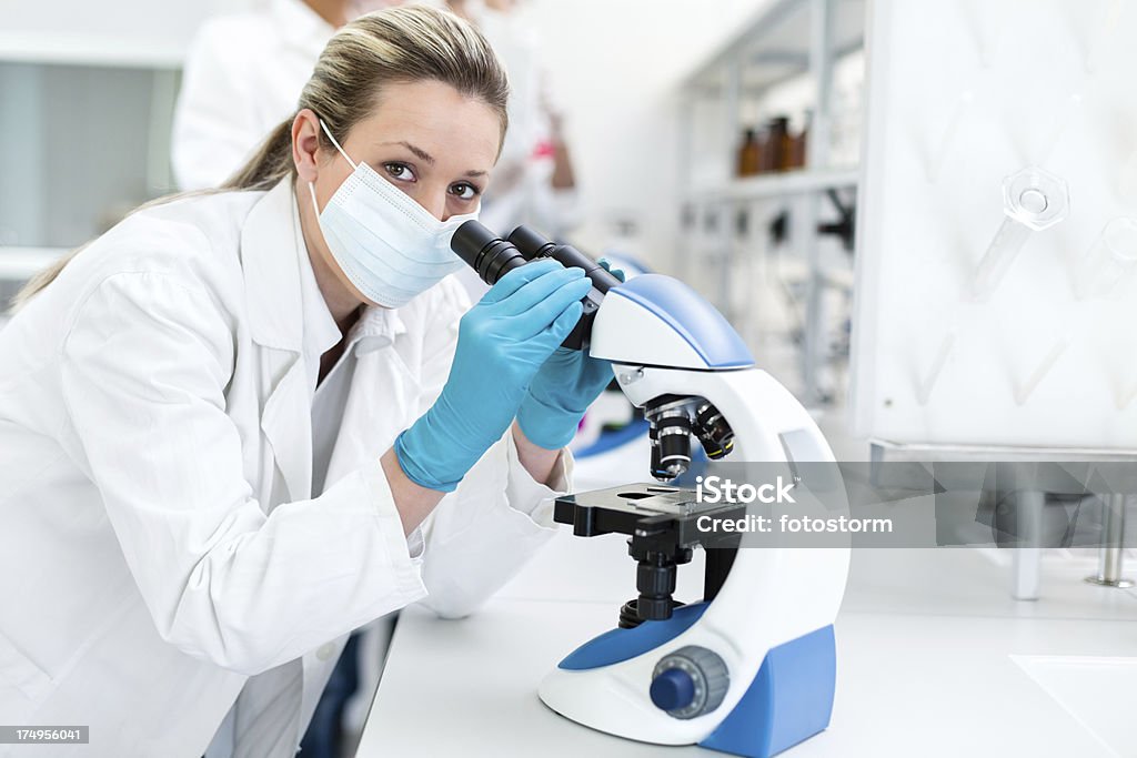 Научный сотрудник, с помощью микроскопа в лаборатории - Стоковые фото 30-39 лет роялти-фри