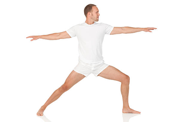 homme pratiquant le yoga - underwear men t shirt white photos et images de collection