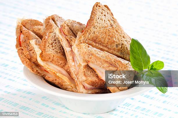 Tosta Com Presunto E Queijo Na Placa - Fotografias de stock e mais imagens de Alimentação Não-saudável - Alimentação Não-saudável, Carne processada, Comida