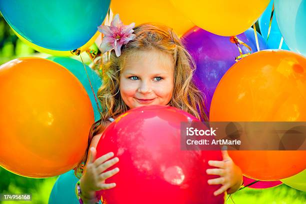 Rapariga Engraçada Com Balões - Fotografias de stock e mais imagens de 12-15 Meses - 12-15 Meses, Alegria, Ao Ar Livre