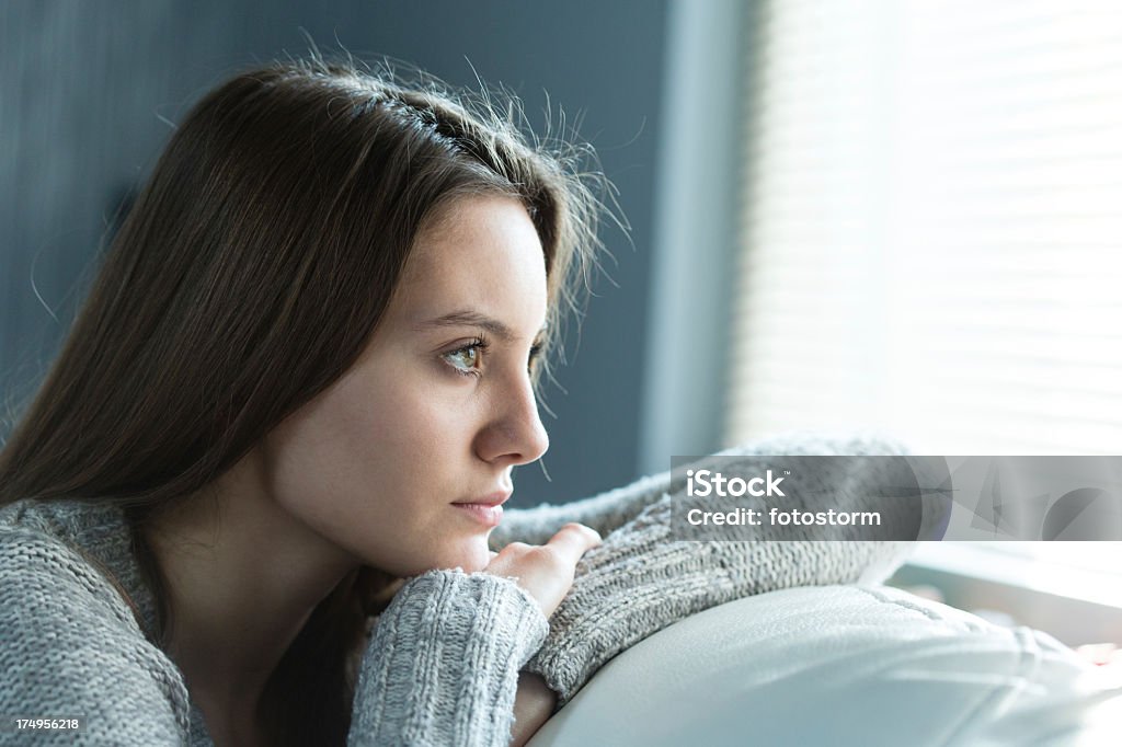 Mädchen Blick durchs Fenster - Lizenzfrei Blick durchs Fenster Stock-Foto