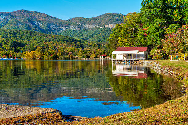 lure скалы дымовой трубы озеро, парк, северная каролина, сша - blue ridge mountains autumn appalachian mountains great smoky mountains стоковые фото и изображения